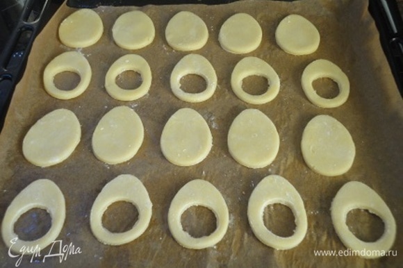 Выкладываем печенье на застеленный пекарской бумагой или силиконовым ковриком противень и отправляем в разогретую до 180°С духовку на 10–15 минут до румяных краев.
