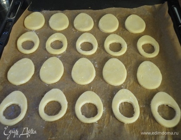 Выкладываем печенье на застеленный пекарской бумагой или силиконовым ковриком противень и отправляем в разогретую до 180°С духовку на 10–15 минут до румяных краев.