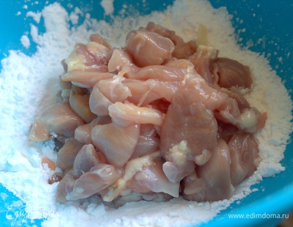 Начнем с курочки. Берем любую часть тушки, можно с жирком. Обвалять в крахмале.