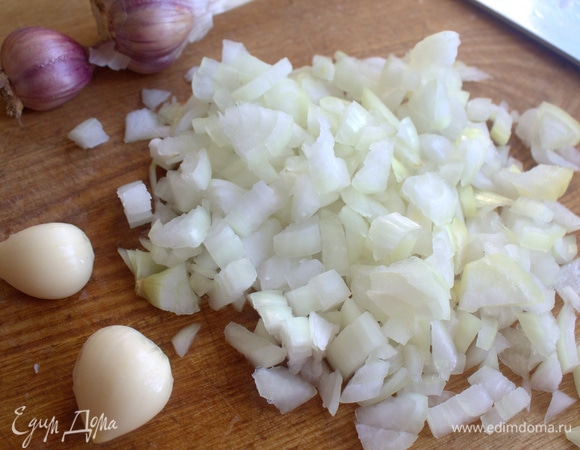 Лук нарезать, чеснок выдавить.