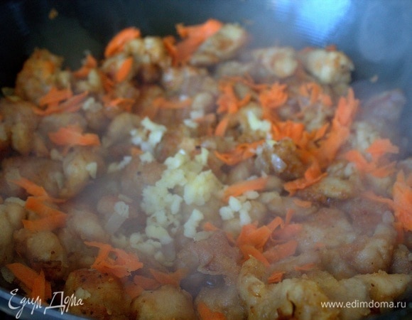 Выдавить к ним чеснок и немного тертой моркови.