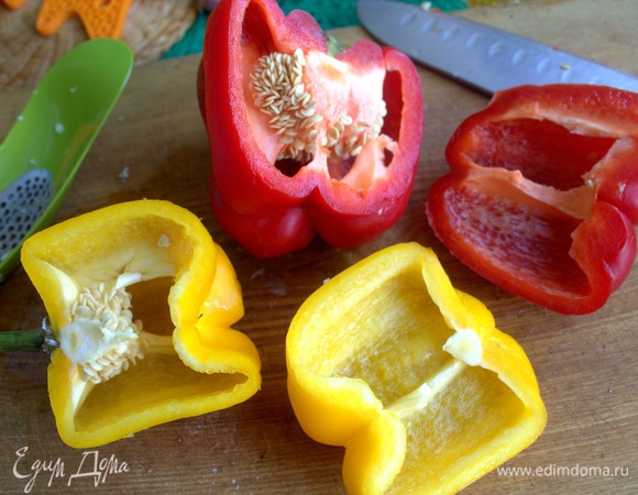 Нарезать паприку двух цветов.