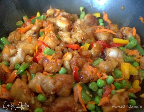 А также добавляем овощи из заморозки вместе с паприкой.