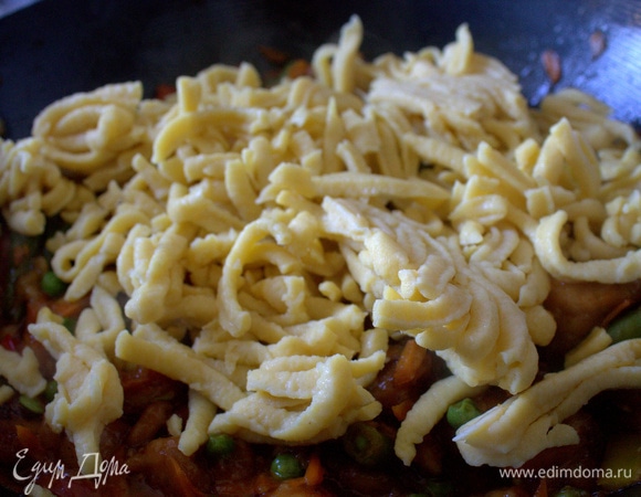 И наконец — яичную лапшу удон, у меня невысушенная, готовая из ЛИДЛ.