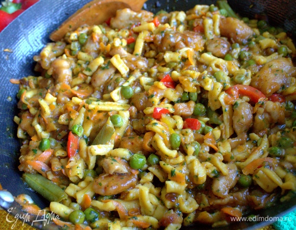 Подать в кругу семьи, можно прямо в воке на стол.