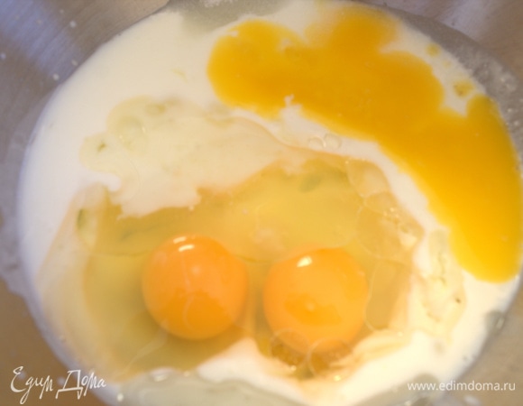 Для теста смешать теплый кефир, 2–3 яйца, растопленное масло (или маргарин) и растительное масло.