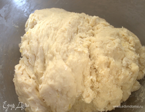Замесить рыхлое тесто руками или в тестомесе. Накрыть и оставить отдыхать.