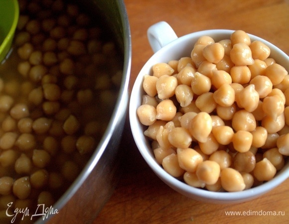 Отложить чашку сваренного нута или взять консервированный.