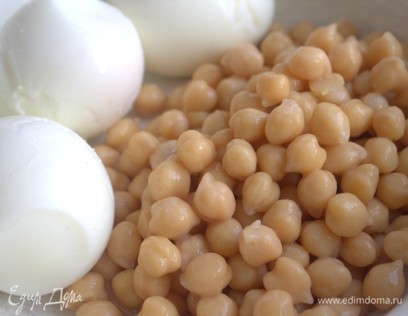 Яйца отварить, нарезать или натереть.