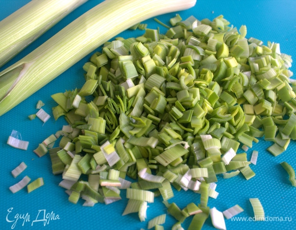 Порей (или зеленый лук) нарезать.