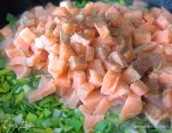 Обжарить вместе с луком, посолить, поперчить.