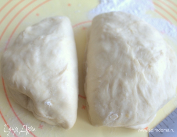 Тесто поделить на неравные части.