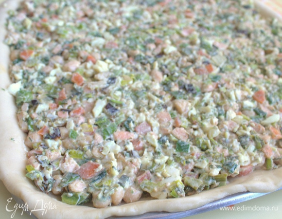 Переложить ровным слоем начинку.