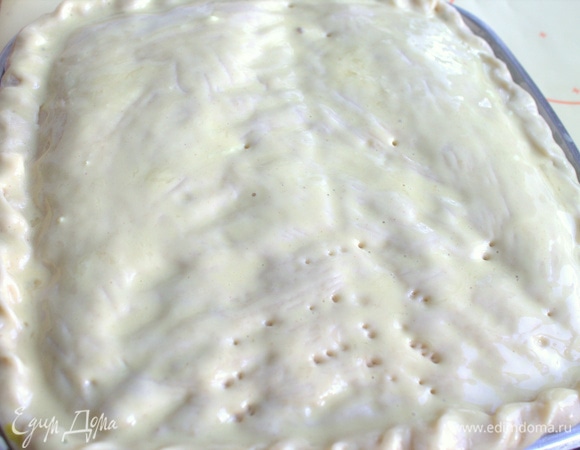 Смазать взбитым яйцом с ложкой молока, сметаны или сливок.