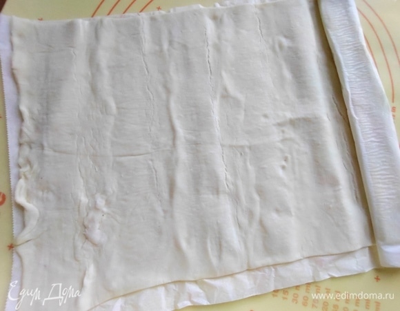 Тесто разморозить заранее, у меня уже тонко раскатанное и на листе пергамента (из ЛИДЛ).