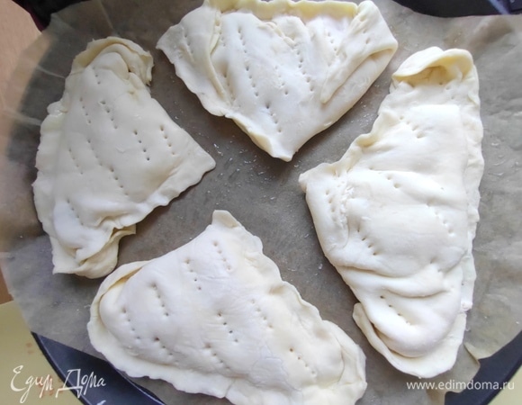 Склеить края, наколоть верх вилкой.