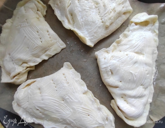 Смазать верх желтком с молоком. Я просто смазала майонезом.