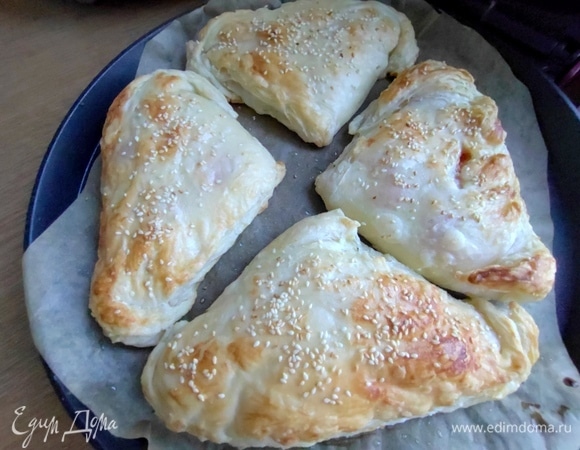 Верх посыпать кунжутом и поставить в духовку.