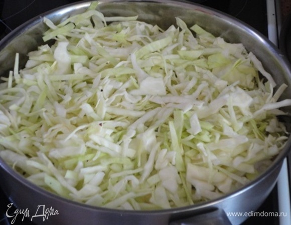 Тесто заранее размораживаем. Все знают, что это лучше делать, переместив его из морозильной камеры в холодильник. Морковь натереть на крупной терке, капусту нашинковать. В сотейник с разогретым маслом выложить морковь, обжарить ее минут 5. Затем добавьте капусту, соль, перец, паприку и кориандр. Начинку остудить. Помешивая, обжарить на огне до румяности.