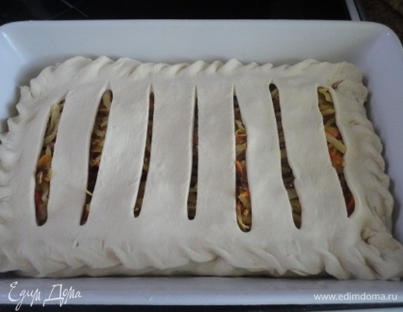 Второй пласт также раскатайте, накройте им начинку и плотно защипните края. Смажьте молоком. Выпекайте в духовке 30–40 минут при температуре 180°С.
