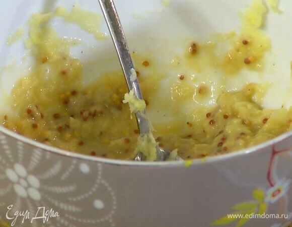 Приготовить маринад: 1 ст. ложку натертого имбиря соединить с горчицей, добавить звездочку аниса и соль, влить уксус, 1 ст. ложку воды и все перемешать.