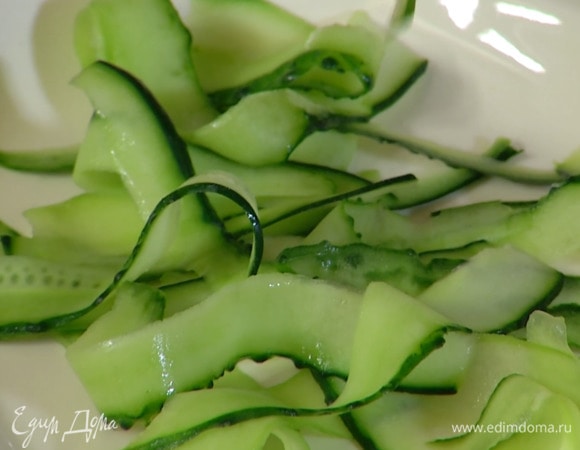 Мякоть огурца нарезать тонкими полосками (можно воспользоваться овощечисткой), сердцевину с семенами оставить, она в салат не пойдет.