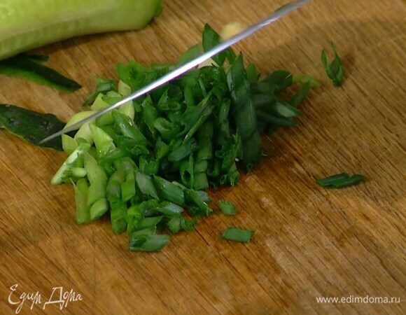 Зеленый лук тонко порезать наискосок.