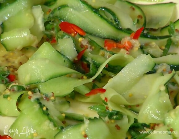 В глубокое блюдо выложить огурец, зеленый лук, перец чили, полить маринадом и перемешать.