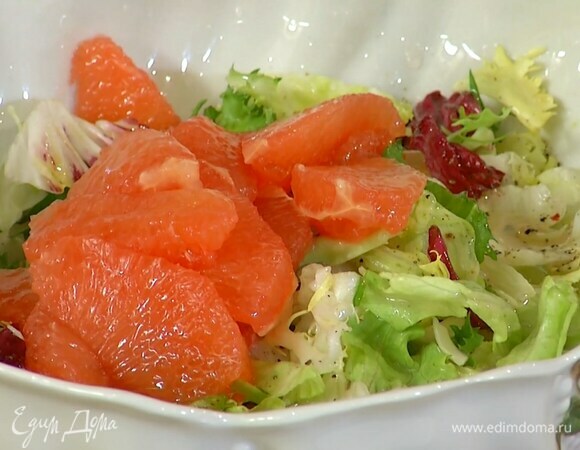 В глубокую миску поместить листья салата и полить их оливковым маслом, затем очистить от кожуры грейпфрут и прямо в миску с салатом вырезать из перепонок мякоть, все посолить, поперчить и перемешать.