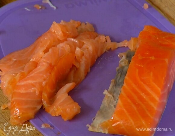 Семгу нарезать очень тонкими ломтиками.