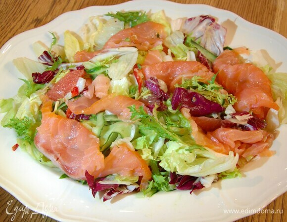 Салатный микс с грейпфрутом выложить в блюдо к огурцу, все перемешать, сверху разложить рыбу.