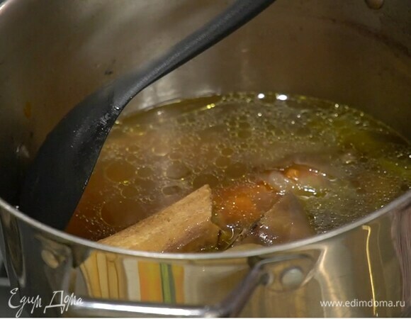 Приготовить бульон: овощи почистить, в луковицу воткнуть гвоздики и целиком отправить все в глубокую кастрюлю, добавить мозговые косточки, можжевельник и варить бульон до готовности, в конце посолить.