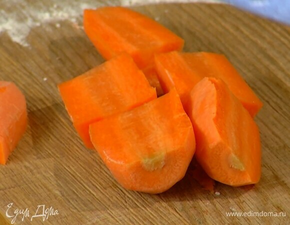 Оставшуюся морковь почистить и крупно порезать.