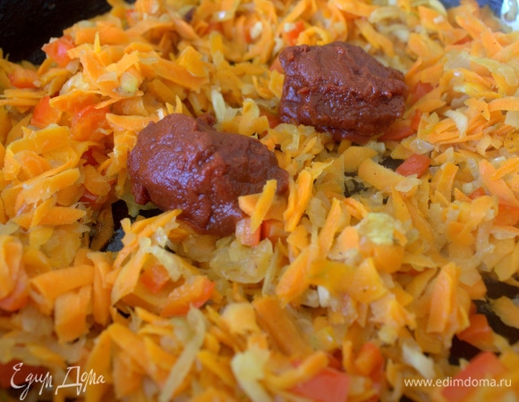 Обжарить все вместе с томатной пастой.