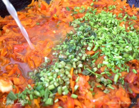 Добавить любую зелень, сахар, соль, влить бульон или воду. Потушить.