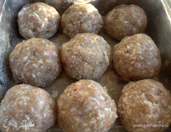 Скатала крупные шарики и уложила в форму, посыпанную сухарями.