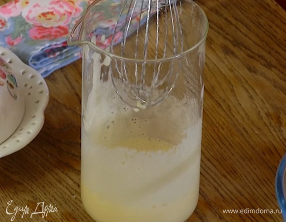 Яйцо с сахаром взбить блендером с насадкой-венчиком, затем добавить сливочный сыр и взбить все в однородную массу.