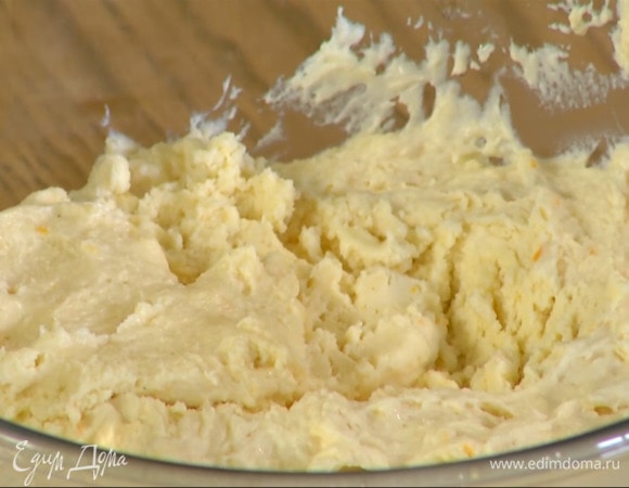 Из лимона выжать в тесто 3–4 ст. ложки сока, еще раз перемешать и отправить в холодильник на полчаса.