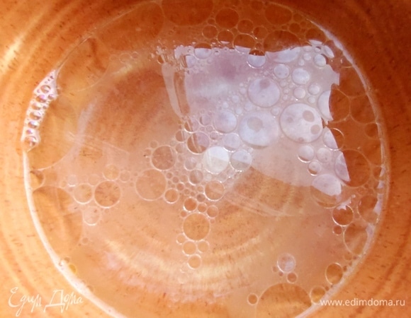 В горячей воде развести соль, сахар, масло.