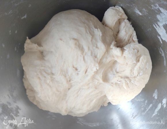 Замесить тесто руками или тестомесом. Дать постоять накрытым на столе.