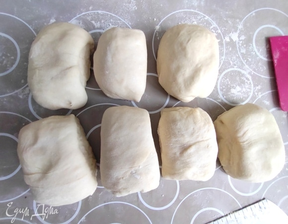 Затем вытянуть в колбаску и поделить на порции.