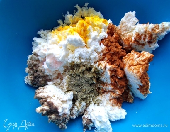 Для начинки творог смешать с добавками.