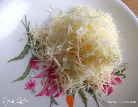 Сыр натереть.