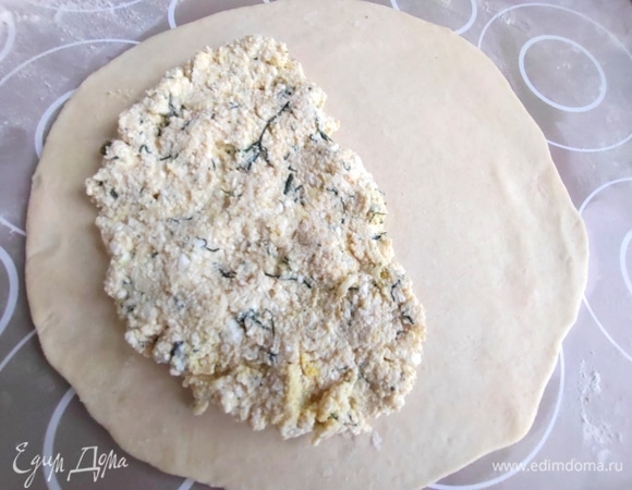Раскатать шарик теста в тонкий круг, нанести на половину начинку.