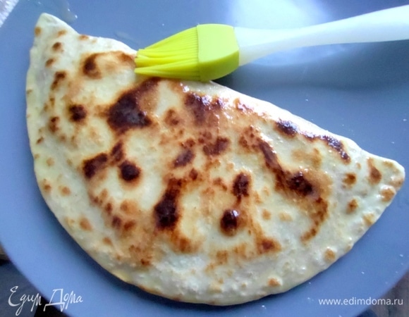 Горячие смазать растопленным маслом.