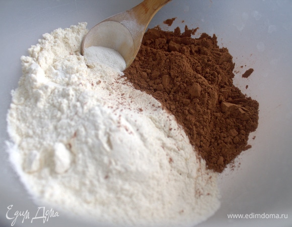 Смешать сухие ингредиенты.