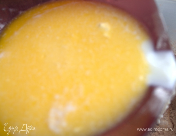 Растопить в молоке сливочное масло или маргарин.