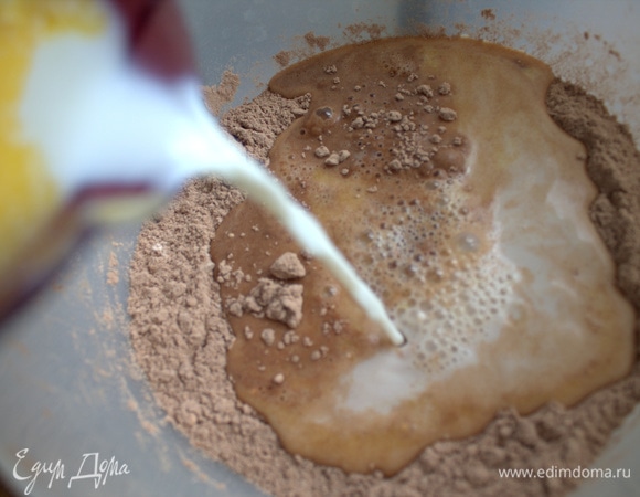 Влить молоко с маслом в сухие ингредиенты.