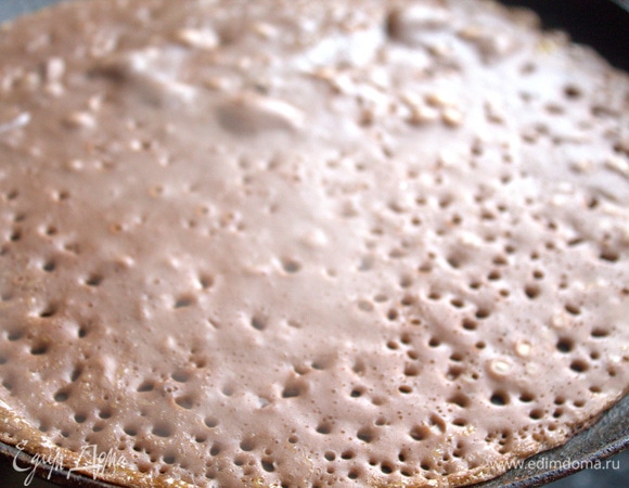 Смазать маслом горячую блинную сковороду диаметром 28 см.