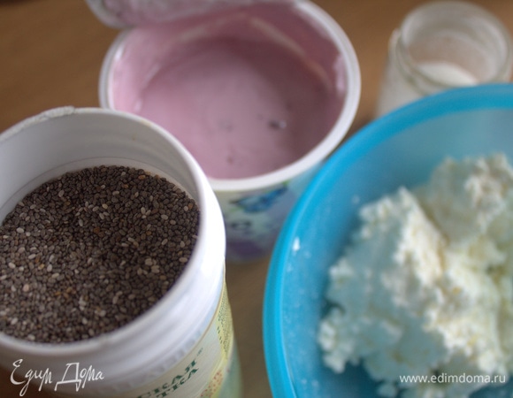 Для начинки нужен творог, йогурт, семена чиа или мак.